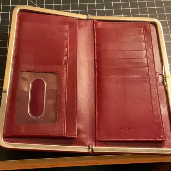 Lodis - Elegant Burgandy Crocodile Embossed Wallet - Picture 3 of 6